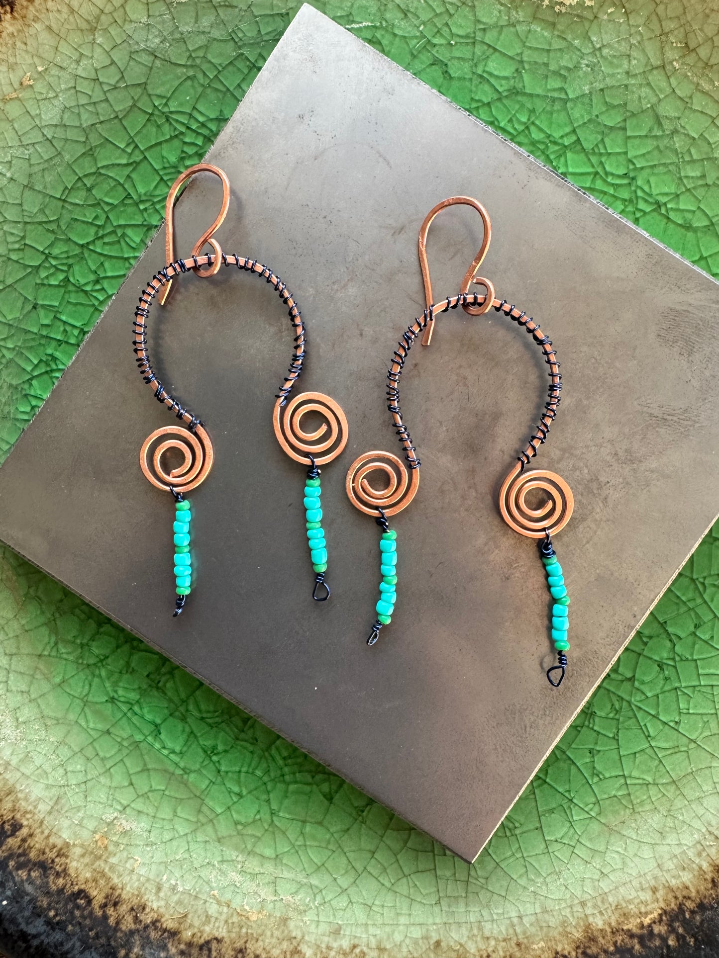 Arched earrings with spiral ends