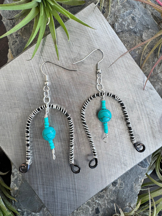 Arched earrings with blue stones