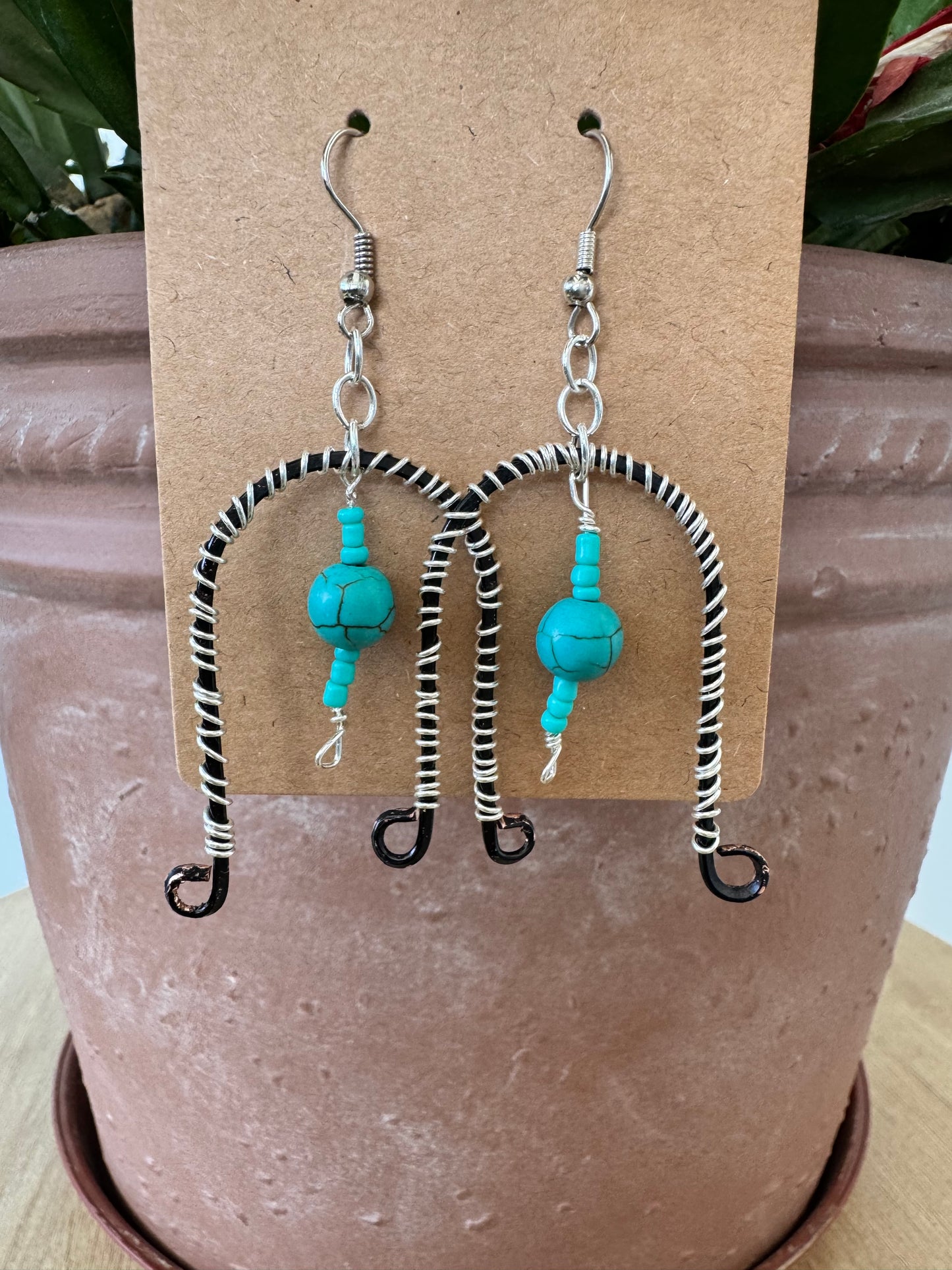 Arched earrings with blue stones